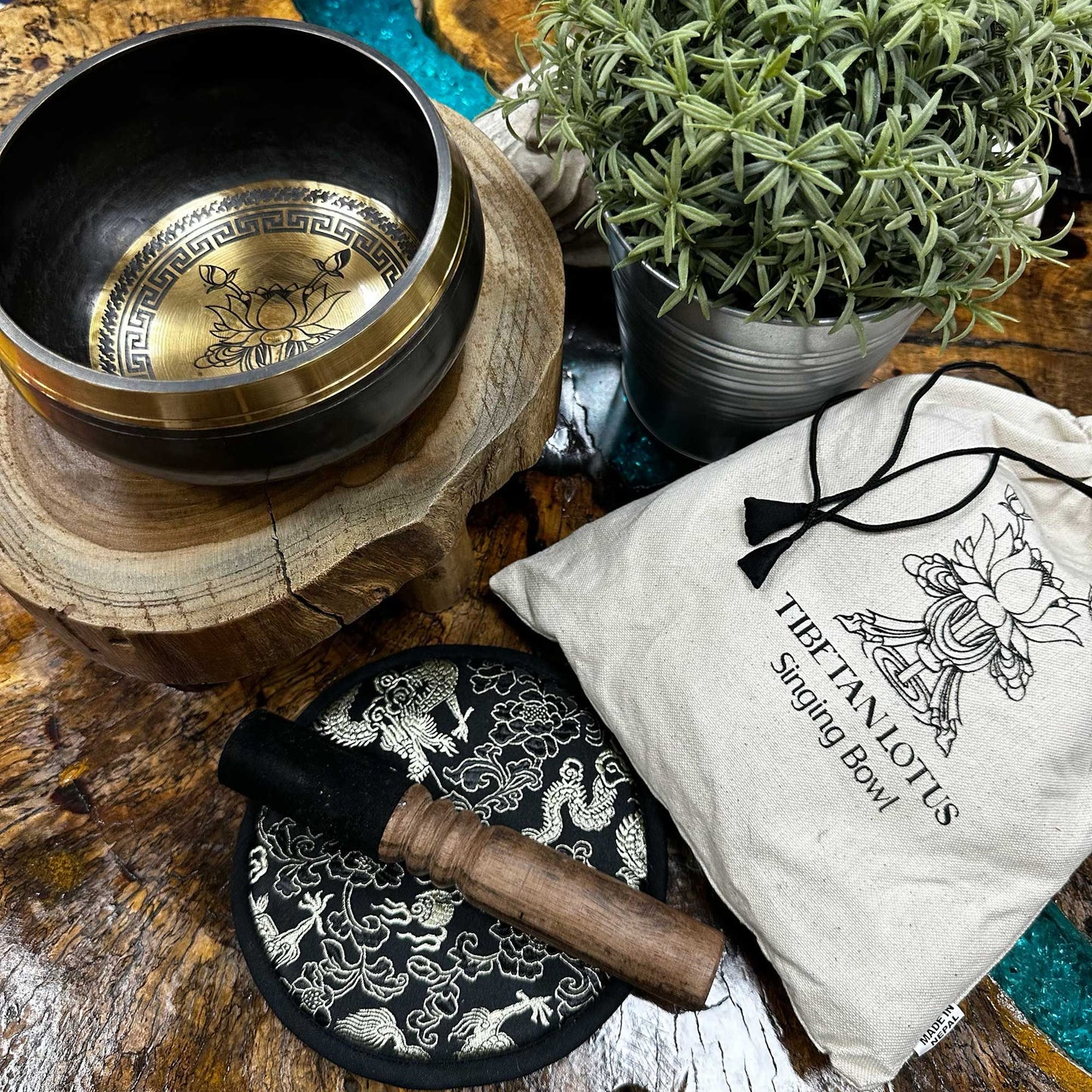 Hand-hammered and engraved singing bowl gift set – 14 cm – Lotus flower