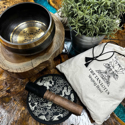 Hand-hammered and engraved singing bowl gift set – 14 cm – Lotus flower